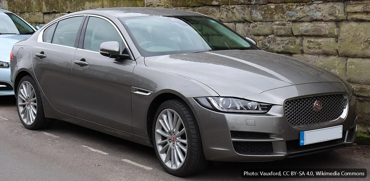 JAGUAR XE R-SPORT D AWD AUTO (example photo)