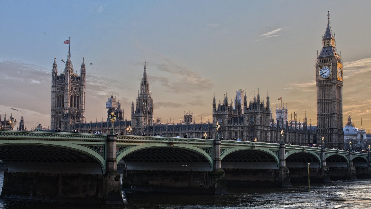 View of London's iconic Elizabeth Bridge with the Houses of Parliament and Elizabeth Tower in the background – logbook loans London